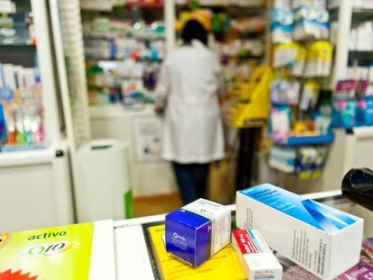 Medicamentos a la venta en una farmacia de Santiago.