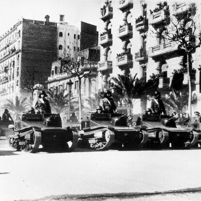 Desfilada de la victòria de les tropes franquistes el 26 de febrer de 1939 a Barcelona, just un mes després de l’entrada a la ciutat. Oficialment, la guerra acabava a Catalunya.
