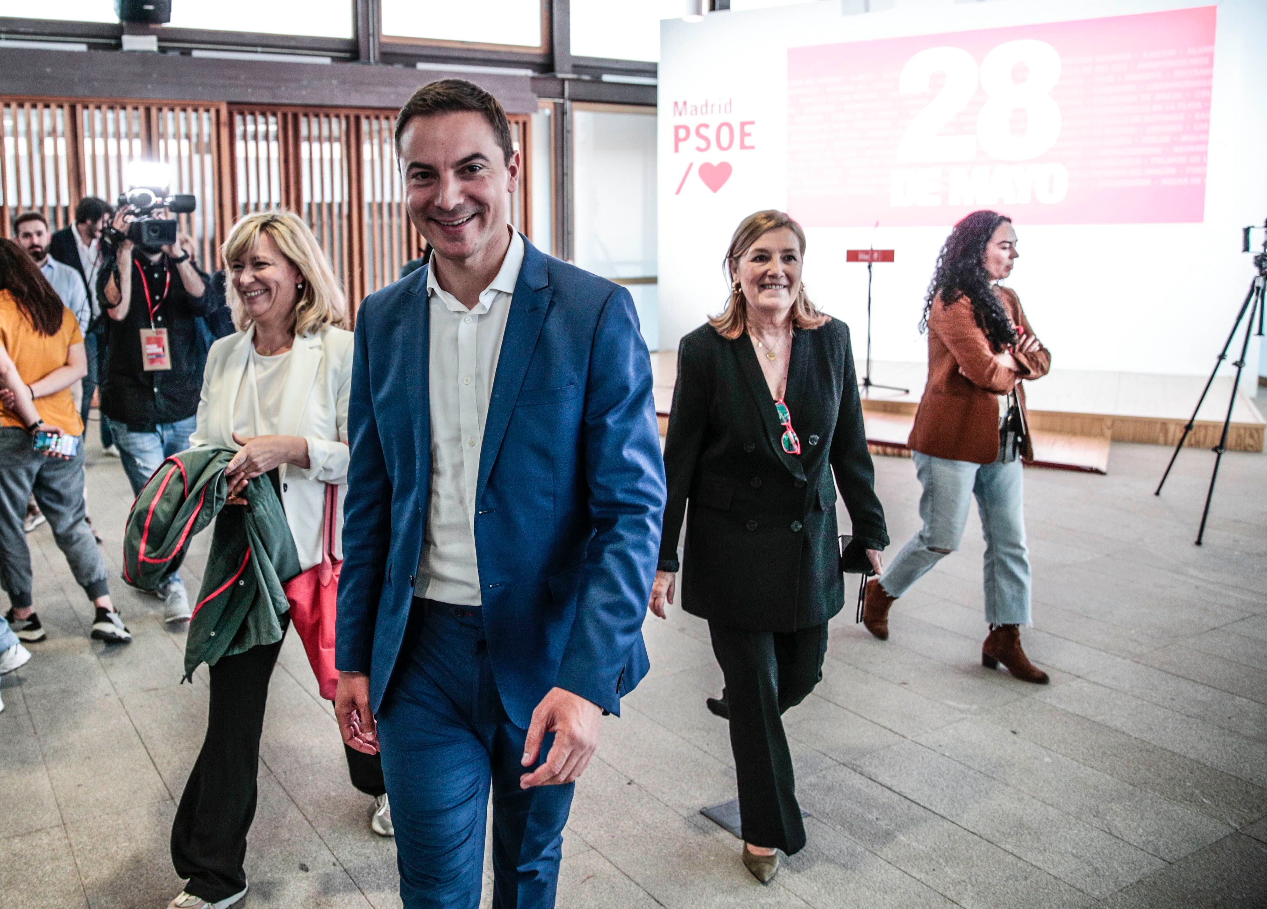 El candidato del PSOE a la presidencia de la Comunidad de Madrid, Juan Lobato, acude al Colegio Oficial de Arquitectos de Madrid (COAM), donde los socialistas madrileños celebrarán la noche electoral, acompañados de sus familias.