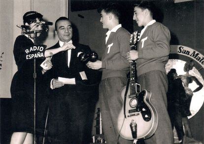 Los Teen Boys recogen de manos de Bobby Deglané el premio del concurso Vale Todo en Radio España (1961). 