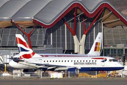 Aviones de Iberia y de British Airways, en la T-4 del aeropuerto de Barajas (Madrid).