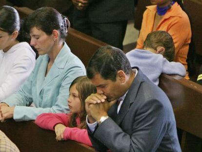 Correa, en misa con su familia en una imagen de archivo.
