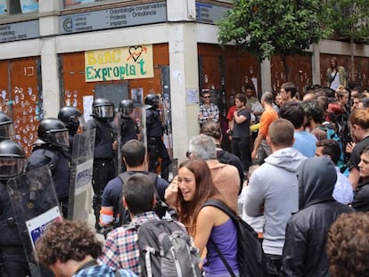 Els Mossos desallotgen la porta del Banc Expropiat.