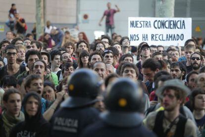 Cientos de indignados han bloqueado el paso al Parlamento catalán.