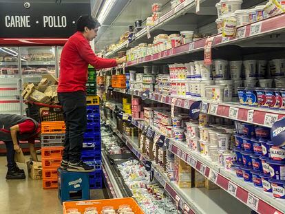 Interior de un supermercado en Buenos Aires, Argentina.