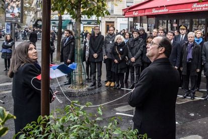 Francois Hollande y la alcaldesa de Paris, Anne Hidalgo, descubren una plana en los alrededores del restaurante Comptoir Voltaire.