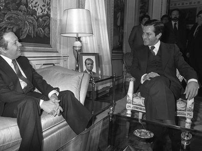 El primer ministro portugués Mário Soares, y el presidente del Gobierno, Adolfo Suárez, en una reunión en Madrid en 1977.