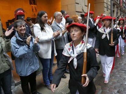 Los dirigentes de Bildu, Laura Mintegi, Lohitzune Txarola y Martin Garitano, aplauden el paso del Alarde mixto de Hondarribia