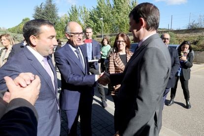 El presidente del PP de Salamanca, Javier Iglesias, saluda al presidente de la Junta de Castilla y León, Alfonso Fernández Mañueco, el pasado 11 de novimbre.