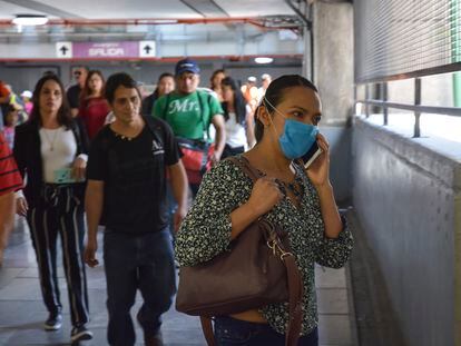 Una mujer responde una llamada desde su teléfono celular, en Ciudad de México.