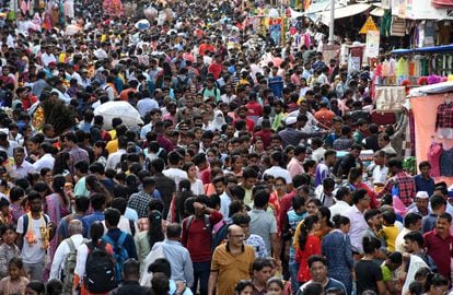 Una multitud de personas transitan por el mercado Dadar en Bombay, India, el pasado 28 de junio.