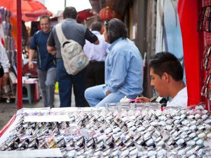 Puesto de gafas en una calle de ciudad de M&eacute;xico.