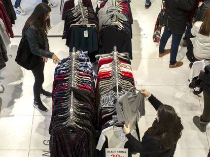 Cientos de personas realizan compras en una zona comercial de Valencia. EFE/Archivo