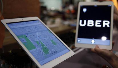 Dos tabletas con la aplicación de Uber.