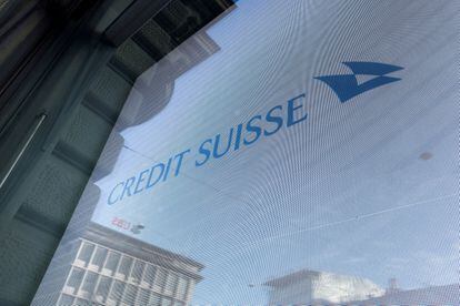 Los logos de Credit Suisse y UBS en las calles de Zurich.
