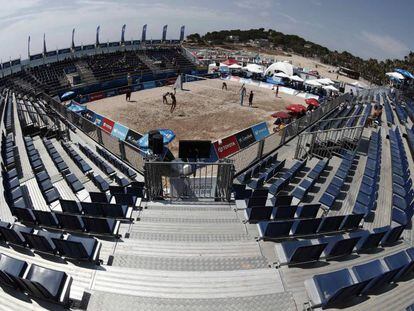 Las gradas vacías en una competición de voley playa en los Juegos Mediterráneos.