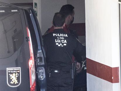 La policía traslada a uno de los ganaderos que asaltaron ayer el pleno del ayuntamiento de Lorca.