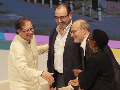 Gustavo Petro, Sergio Díaz-Granados, Remy Rioux y Alice Mogwe en la clausura de la Cumbre Finanzas en Común (FiCS), el 6 de septiembre.