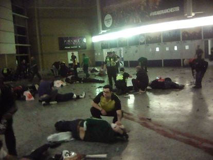 Personal de emergencias atiende a varias personas que permanecen en el suelo tras el atentado terrorista en el Manchester Arena.