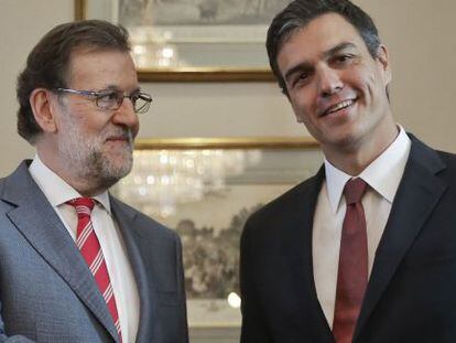 El presidente del Gobierno en funciones, Mariano Rajoy (i), y el secretario general del PSOE, Pedro S&aacute;nchez (d), durante la reuni&oacute;n que mantuvieron recientemente en el Congreso, en el marco de la ronda de contactos con vistas a intentar la investidura. 