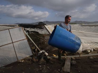 El agricultor José Francisco Jiménez, ante los destrozos en sus invernaderos de Níjar (Almería), tras el paso de la gota fría.