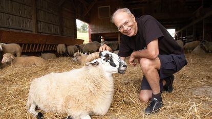 El filósofo Peter Singer en una granja en Nueva York en 2006.