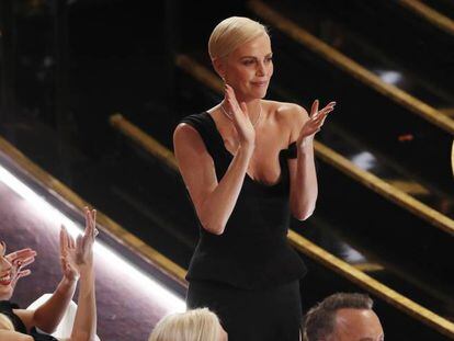 Charlize Theron aplaude a sus compañeros de película ganadores del Óscar al mejor maquillaje y peluquería, el pasado día 9.