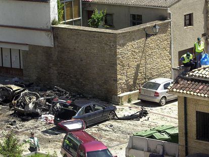 Agentes de la Guardia Civil inspeccionan el lugar del atentado en Sangüesa, en 2003.