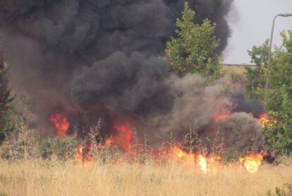 Autob&uacute;s incendiado en el aeropuerto de El Prat.