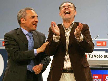 Rafael Simancas (izquierda) y Mariano Fernández Bermejo, en el mitin de ayer en San Blas (Madrid).