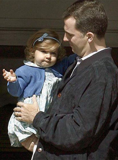 Don Felipe ha llevado esta mañana a su hija Leonor al hospital donde ha nacido la segunda hija de los Príncipes de Asturias.