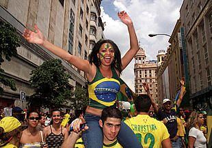 Aficionados brasileños celebran en la madrileña calle de Jacometrezo el triunfo de su selección.