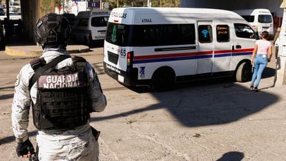 Un elemento de la Guardia Nacional vigila el ascenso de pasajeros a una unidad de transporte público, en Chilpancingo (Guerrero), el pasado 8 de febrero.