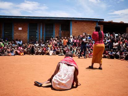 Dos integrantes de Teatro para el Cambio, una compañía de teatro de Malaui que utiliza historias de vida de chicas que han sufrido algún tipo de violencia sexual, realizan una representación en la comunidad de Nbeta, a las afueras de Lilongüe (Malaui).