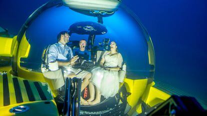 Imagen de la primera boda oficiada en las profundidades del mar, a bordo de un sumergible Triton 3300/3 MKII.