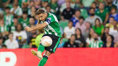Joaquín dispara para hacer un gol histórico ante el Ludogorest.