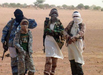 Integrantes del grupo integrista Ansar Dine en el aeropuerto de Gao, Malí.