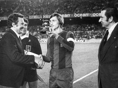 Johan Cruyff recibe el Bal&oacute;n de Oro en 1975.