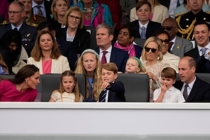 Al igual que la noche del sábado, cuando acudieron a ver el concierto en homenaje a la reina, muchos miembros de la familia real británica también han estado presentes en el desfile de celebración final, aunque no la reina ni tampoco Enrique de Inglaterra y su esposa, Meghan Markle. De izquierda a derecha Kate Middleton, sus hijos Carlota, Jorge y Luis y el príncipe Guillermo de Inglaterra durante el desfile final por los 70 años del ascenso al trono de Isabel II.