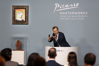 El subastador Oliver Barker anima la puja, este sábado en el casino Bellagio de Las Vegas por el cuadro 'Femme au béret rouge-orange', de Picasso, que se vendió por 40,47 millones de dólares.