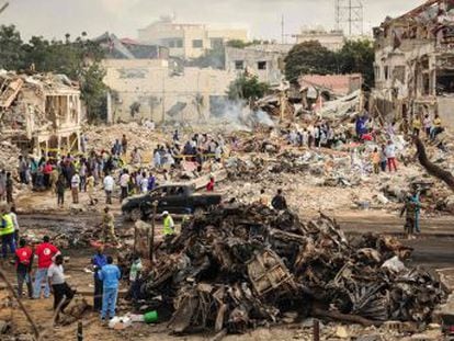 Un camión bomba y un vehículo explotan en el centro de la capital, Mogadiscio, en un ataque terrorista atribuido a la milicia yihadista Al Shabab