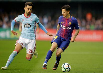 El jugador del Celta Brais Mendez junto a Philippe Coutinho.