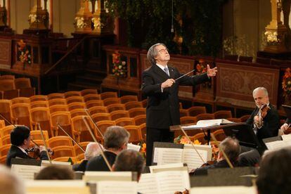 Riccardo Muti, al frente de la Filarmónica de Viena en el concierto de Año Nuevo de 2021.