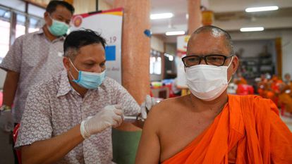 Administración de la vacuna de la china Sinovac en un templo budista de Bangkok, Tailandia.