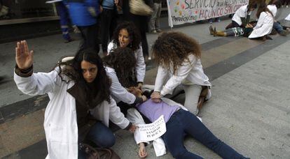 Varias sanitarias simulan la atención a pacientes en Sol.