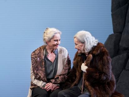 Vicky Peña y Nuria Espert en una escena de la obra 'La isla del aire', en el teatro Romea.