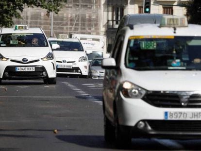 Varios taxis circulan por una calle de Madrid.