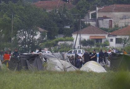 La policía griega comienza el desalojo de refugiados en un campamento provisional cerca de Idomeni.