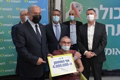 Benjamín Netanyahu señalaba un cartel con el anuncio de cuatro millones de vacunaciones realizadas en Israel, el martes en Jerusalén.