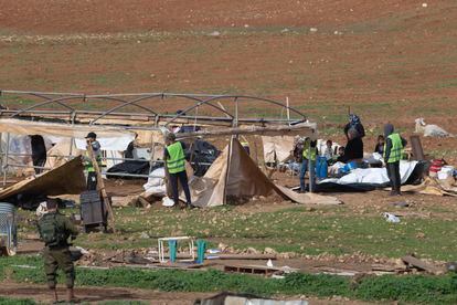 Desalojo de familias palestinas por el Ejército israelí, el miércoles en Humsa al Baqaia (Cisjordania).